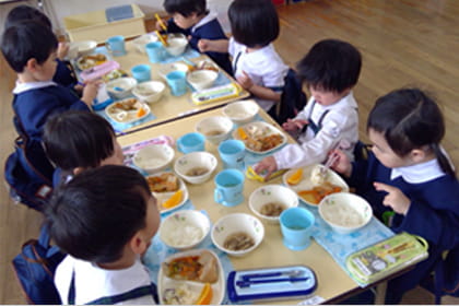 給食を食べる子ども達の画像